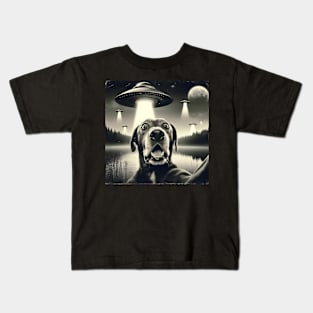 Dog selfie with UFO Kids T-Shirt